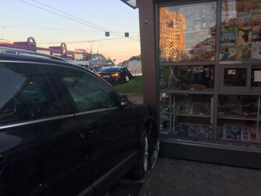 Водителем элитного внедорожника, который снес киоск на Левом берегу, оказалась девушка