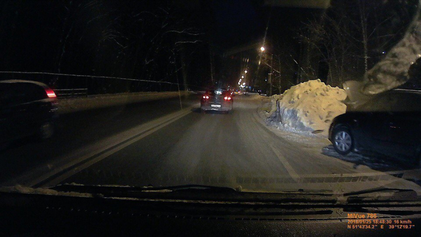 В Воронеже убранный снег заблокировал дорожное движение на Ломоносова