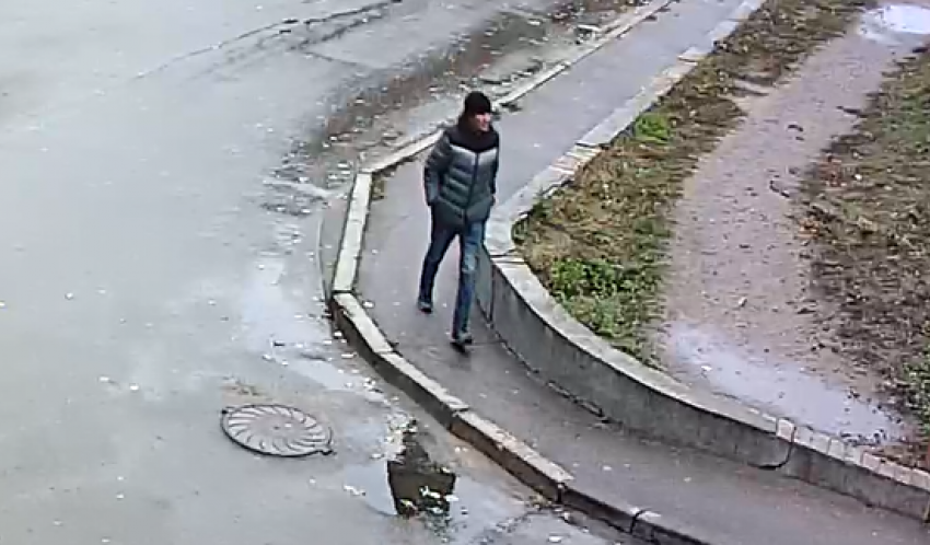 Воронежские полицейские просят помочь в поисках низкорослого грабителя 