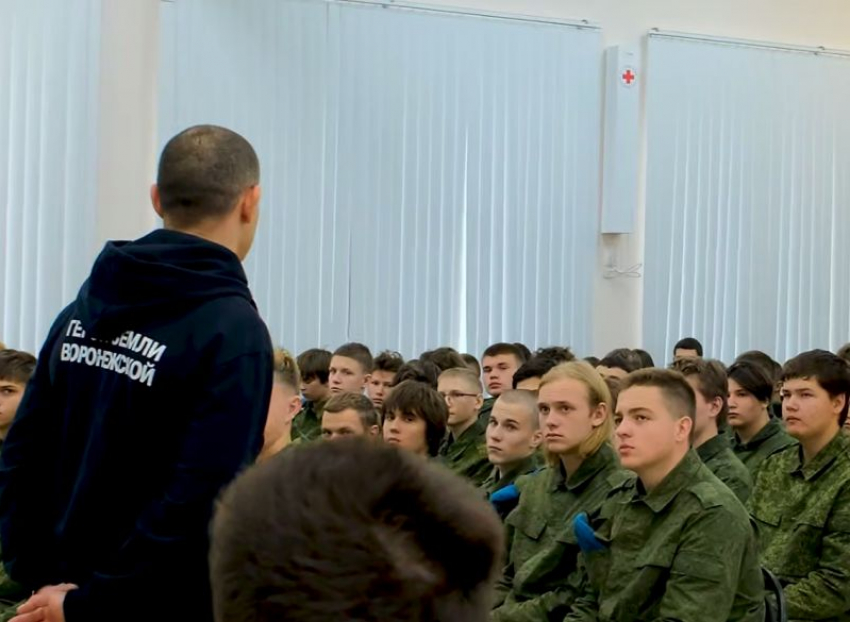 Участник проекта «Герои земли Воронежской» провел патриотическую акцию с курсантами