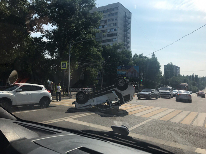 В Сети появились страшные фото аварии, где перевернулась «Нива» в Воронеже