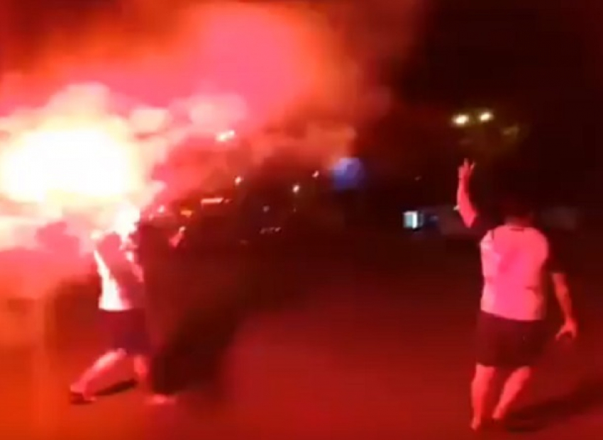 Огненное безумие устроили фанаты на вокзале в центре Воронежа