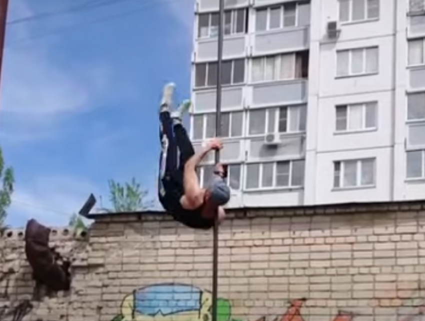 Неординарный способ забраться на шест показал спортсмен из Воронежа