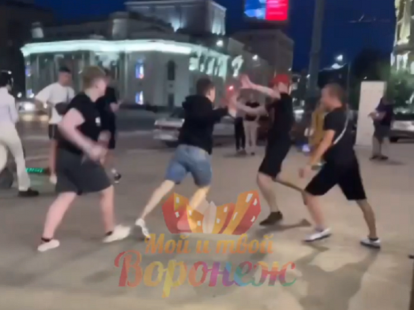 «В полицию звоните!»: драка 2 на 2 попала на видео в Воронеже  