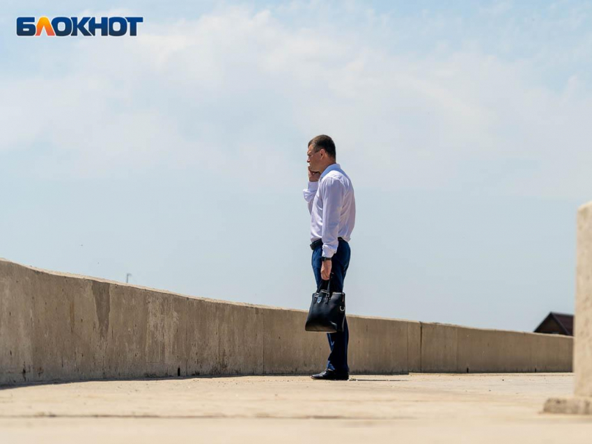 Воронежский бизнесмен напился, уснул на лавке и лишился иностранной валюты