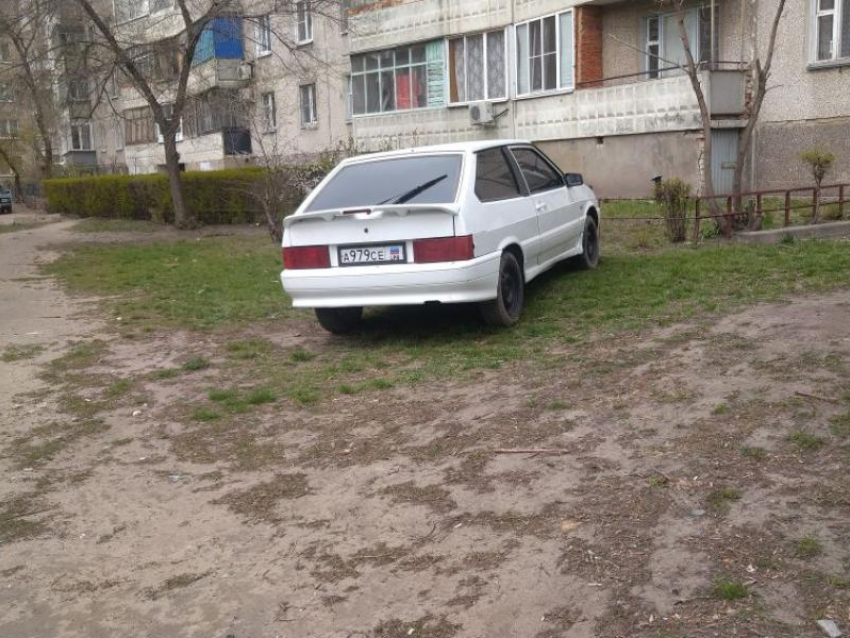 Автомобилист из ЛНР превратил воронежский двор в личную парковку