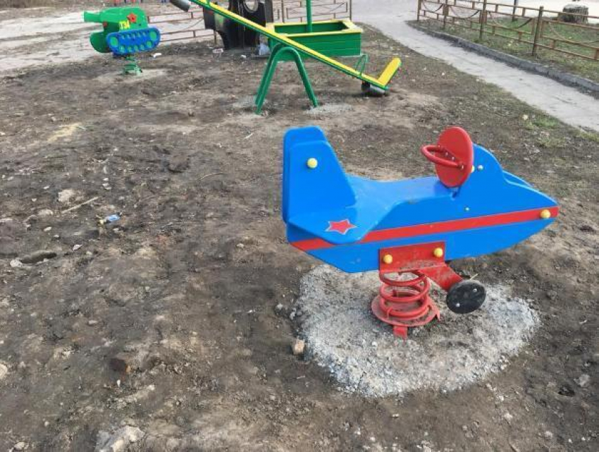 Благоустройство детской площадки вызвало гнев воронежского общественника