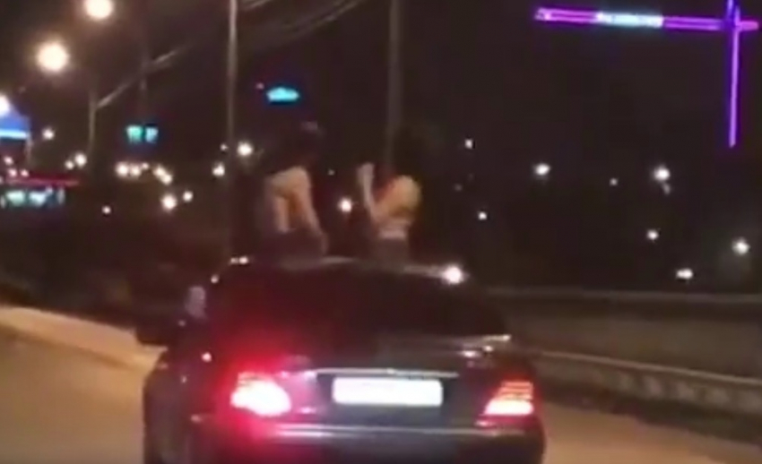 Девушки в красном белье отожгли в люке Mercedes в Воронеже