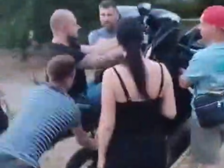 Нечто странное устроил байкер на детской площадке в Воронеже 