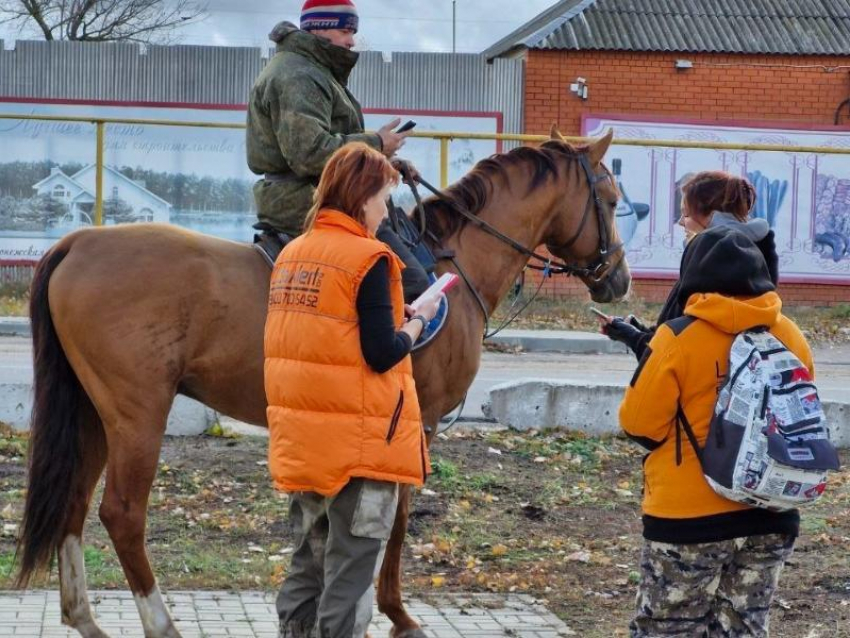 Всадники присоединились к поискам 18-летнего парня под Воронежем