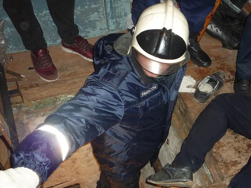 Пьяная жительница Воронежа не смогла выбраться из метровой ямы без помощи спасателей