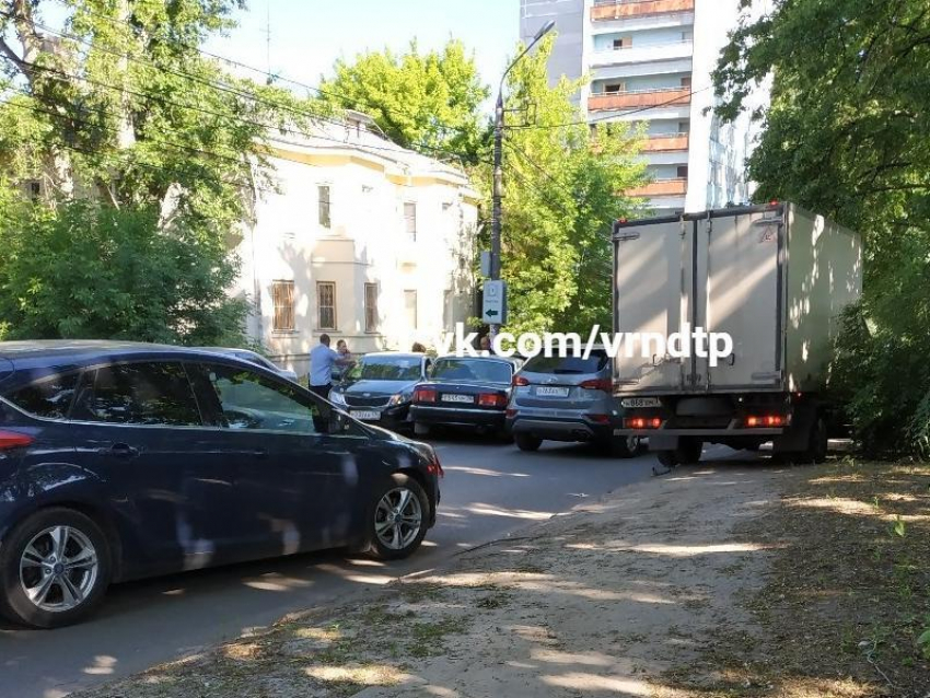 Тройное ДТП в час пик перекрыло улицу в Воронеже