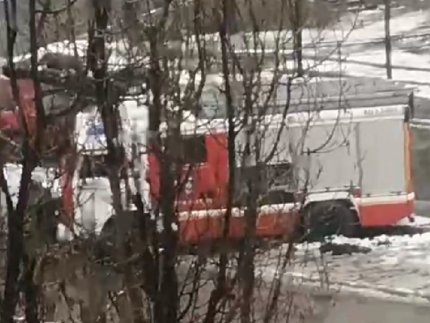 Спешащая на вызов пожарная машина застряла в грязи в Воронеже