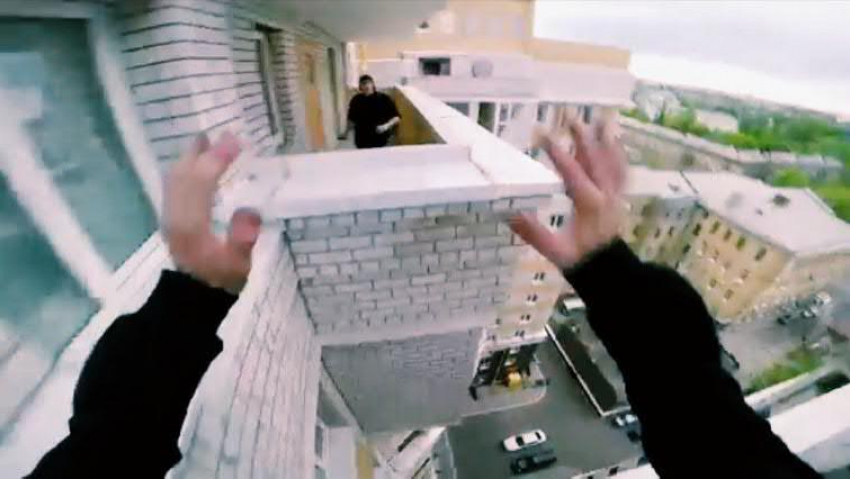 В сети появилось экстремальное видео, как воронежские паркурщики, рискуя жизнью, прыгают по крышам многоэтажек 