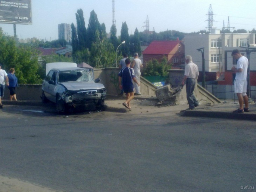В Воронеже упавший из-за аварии с моста велосипедист остался жив