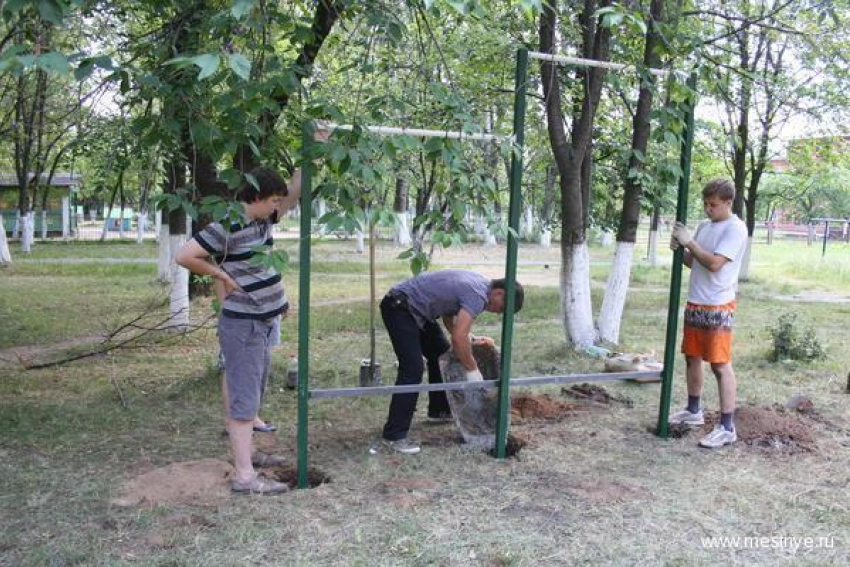 Подростки-акробаты украли металлические брусья из воронежской школы