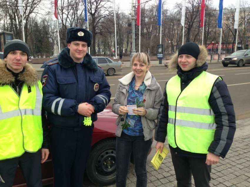 К 8 марта воронежские инспекторы ГИБДД дарили женщинам цветы (ФОТО)