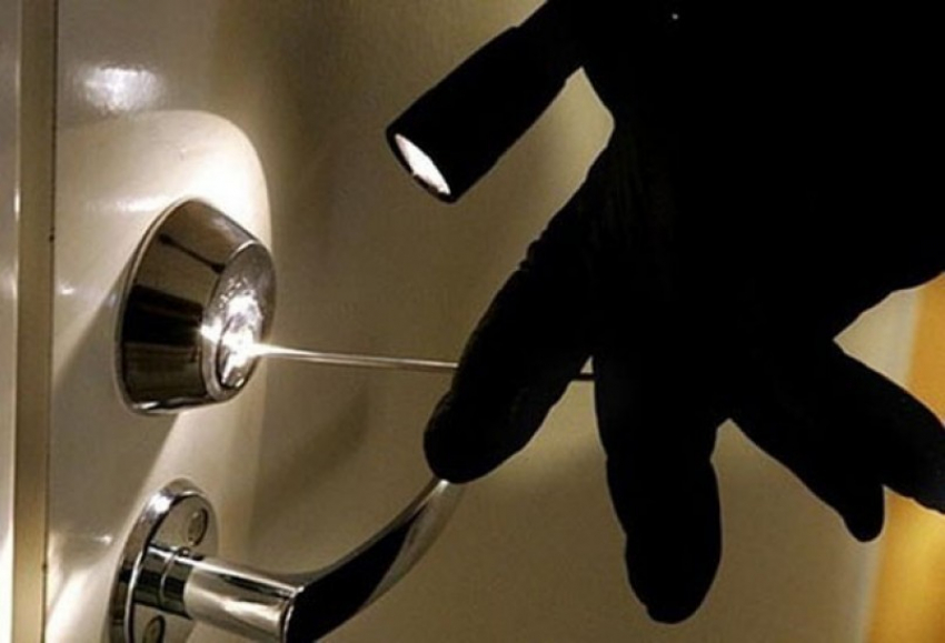 В Воронеже грабителя поймали при попытке вскрыть квартиру