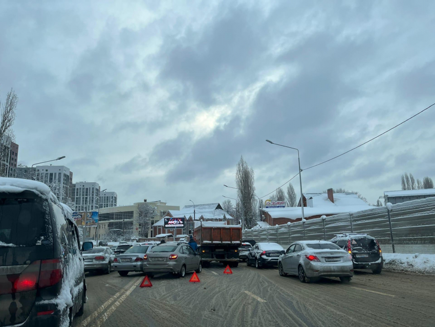 Массовая авария с грузовиком остановила виадук на 9 Января в Воронеже