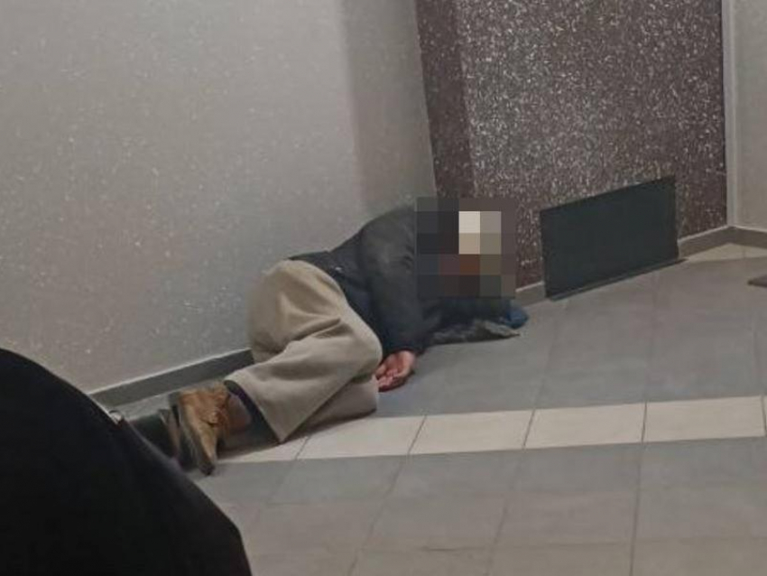 Воронежский бомж кидает в подъезде обкаканные штаны и обещает убить недовольных