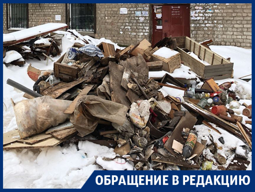 Воронежцы создали у входа в подъезд «мусорные подснежники"