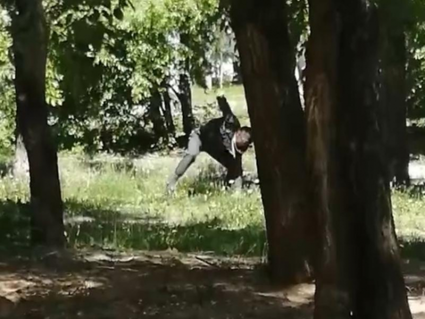 Комичный конфликт воронежца с травой сняли на видео
