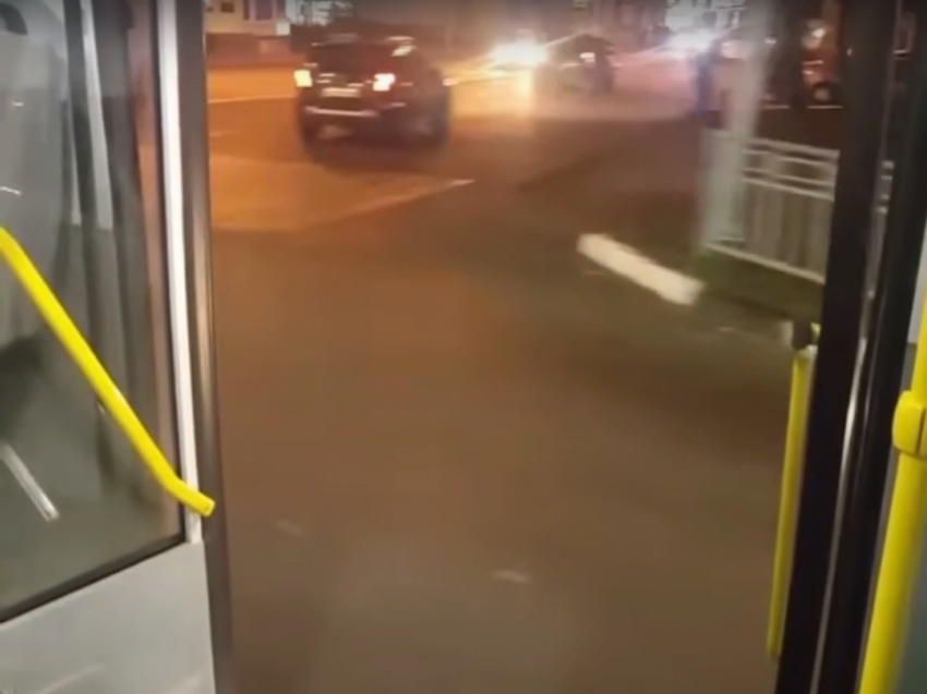 «С ветерком»: поездка маршрутки с отрытой дверью попала на видео в Воронеж