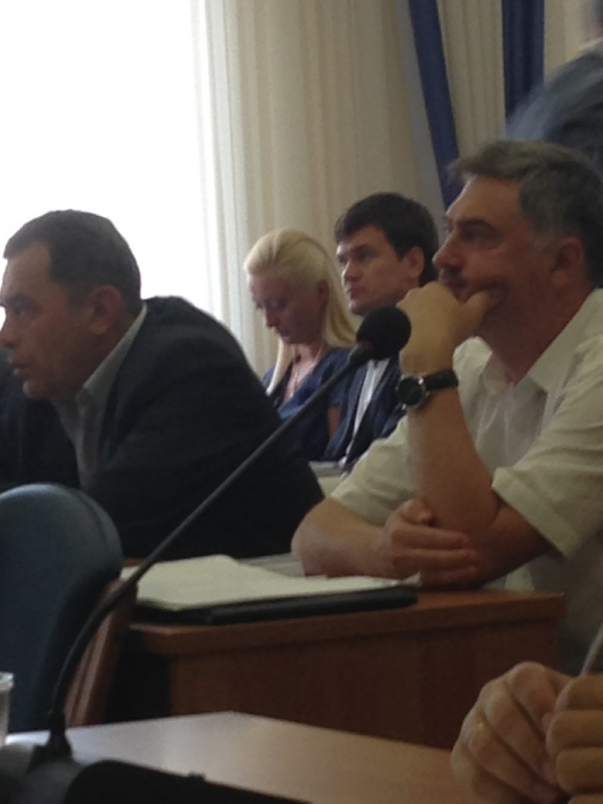 К любительнице поболтать на заседаниях городского парламента Юлии Поповой присоединился Алексей Чернов