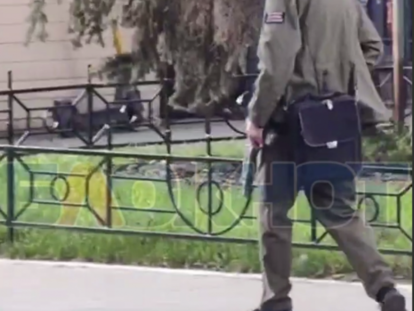 Мужчину с предметом, похожим на оружие, заметили в центре Воронежа 