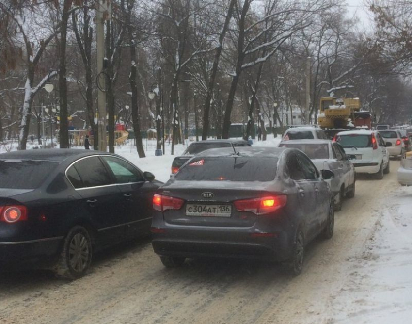 Очередной снегопад в Воронеже спровоцировал 10-балльные пробки