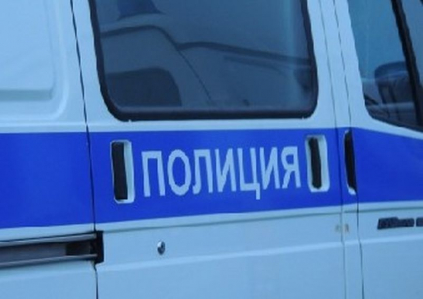 Под Воронежем рабочий на КамАЗе с краном повредил две цистерны с горючим