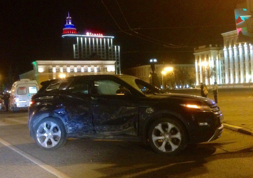 Крупная авария с Range Rover на площади Ленина в Воронеже попала на фото 