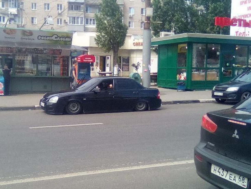 Приору-пузотёрку заметили на остановке в Воронеже