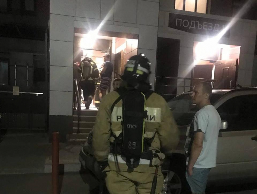 Жителям дома в Воронеже пришлось эвакуироваться из-за горящего лифта
