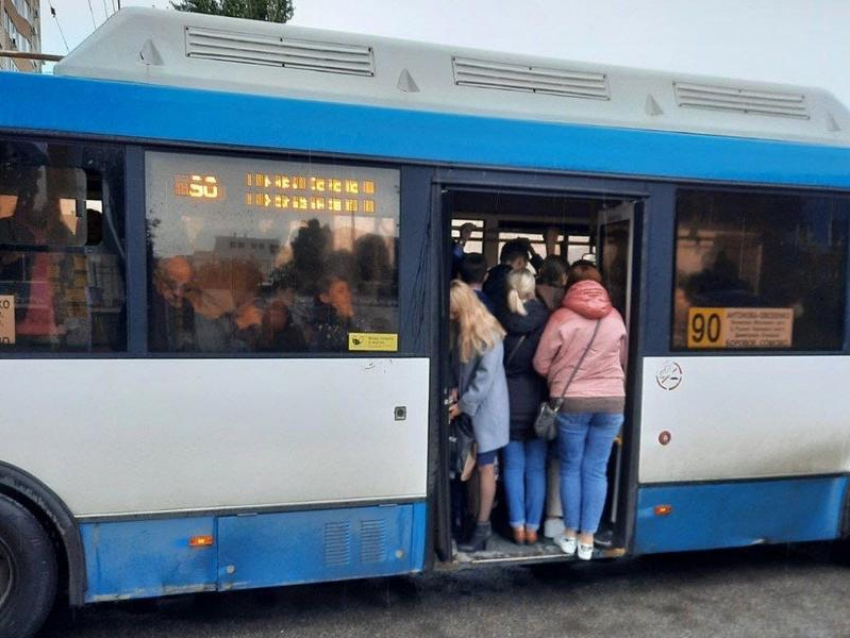 «Ковид не будет побежден»: переполненные маршрутки винят в коронавирусном бедствии в Воронеже 