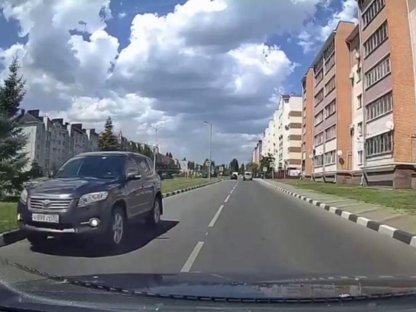 Решила сократить через встречку: опасный поступок водителя попал на видео в Воронежской области
