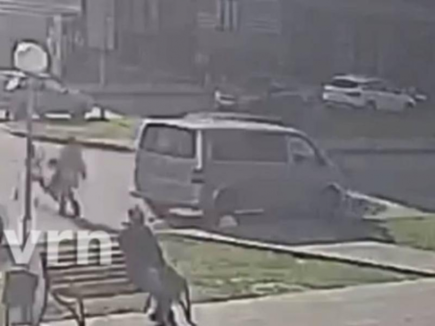 Автомобиль сбил ребёнка в воронежском ЖК – опубликовано видео