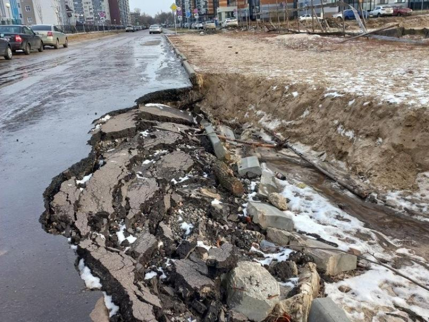 Воронежцы призвали мэрию обратить внимание на дорожные айсберги, образовавшиеся из-за размытого асфальта