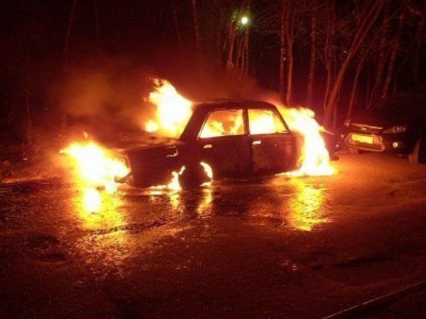 Под Воронежем разборки автомобилистов закончились поджогом ВАЗа