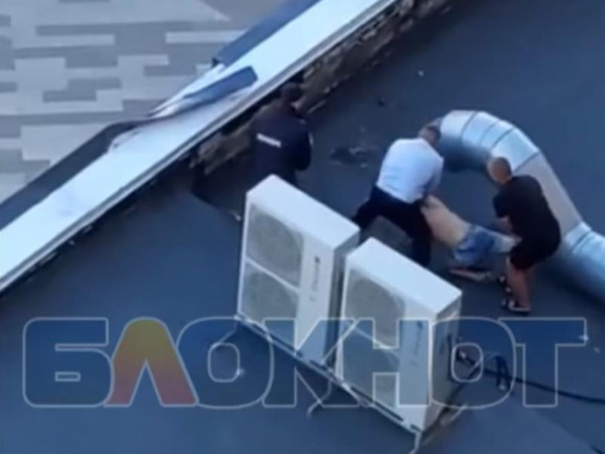 Полиция прокомментировала задержание агрессивного мужчины на крыше Дома архитектора
