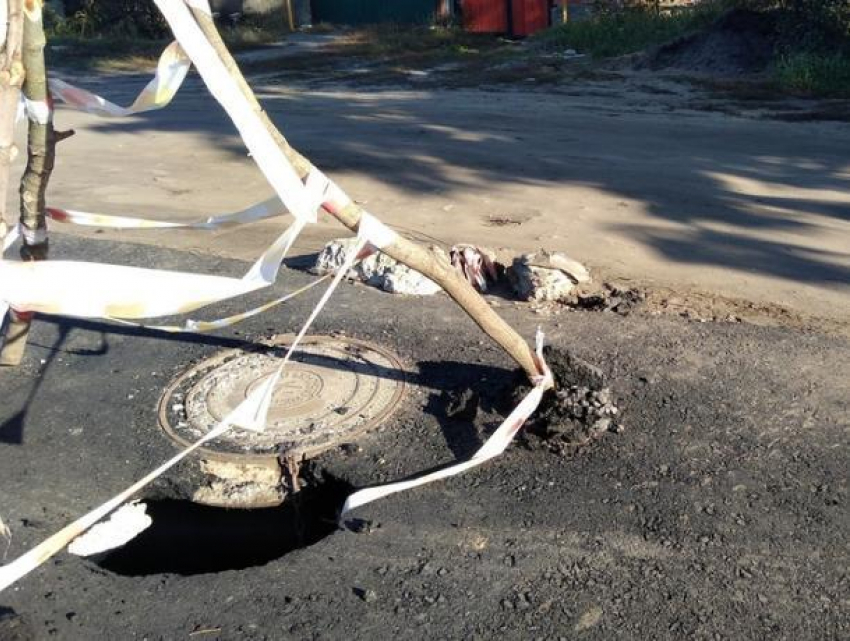 В Воронежской области залатали яму, в которую провалились дорожники