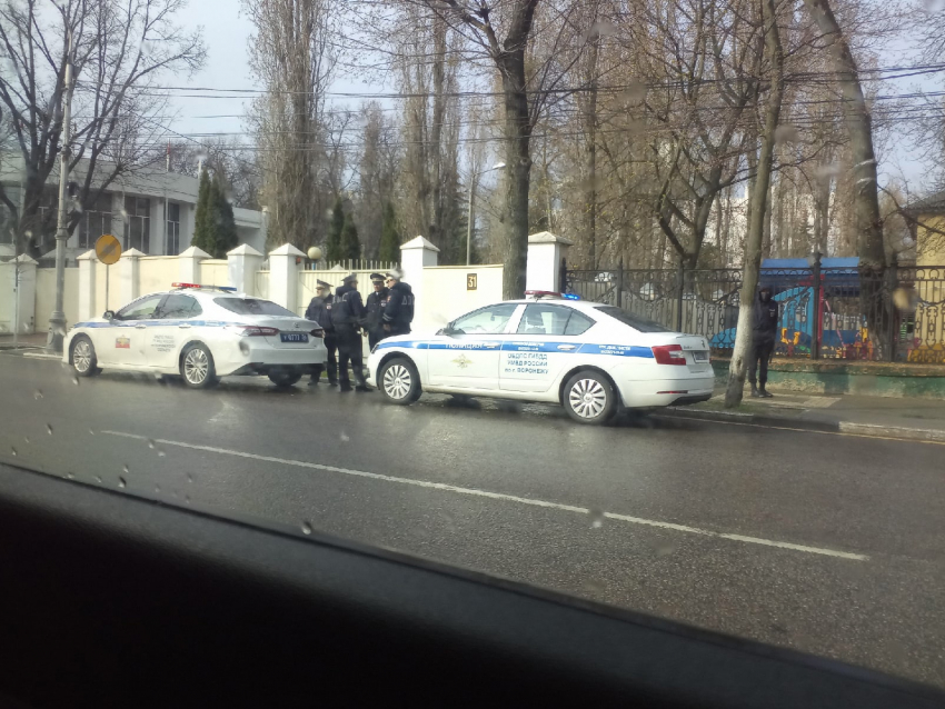 Большое скопление полицейских заметили в центре Воронежа