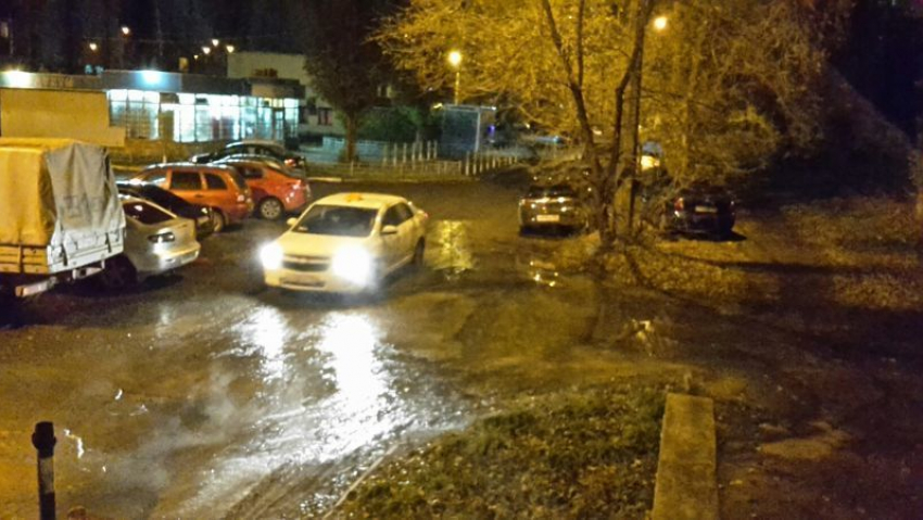 В Северном микрорайоне Воронежа нечистотами затопило целую улицу