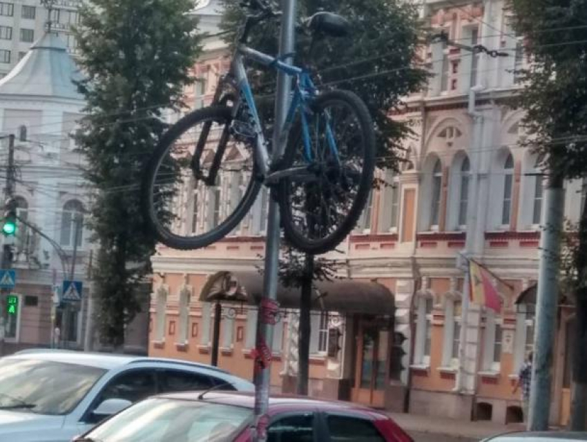 Противоугонная парковка велосипеда на фонарном столбе попала на фото в Воронеже