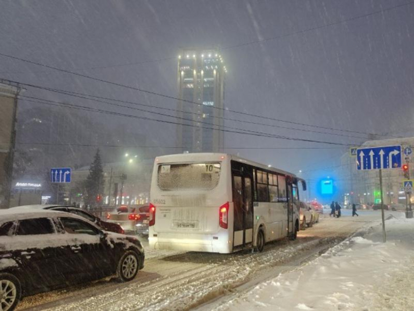 7-балльные пробки парализовали погрязший в снегу Воронеж вечером 30 января