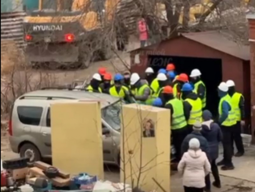 На видео попало, как неизвестные в масках попробовали снести гаражи в Воронеже