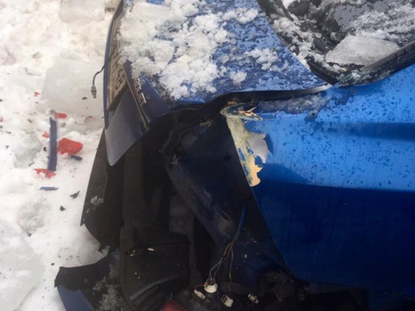 Четыре автомобиля разворотило глыбой льда в Воронеже