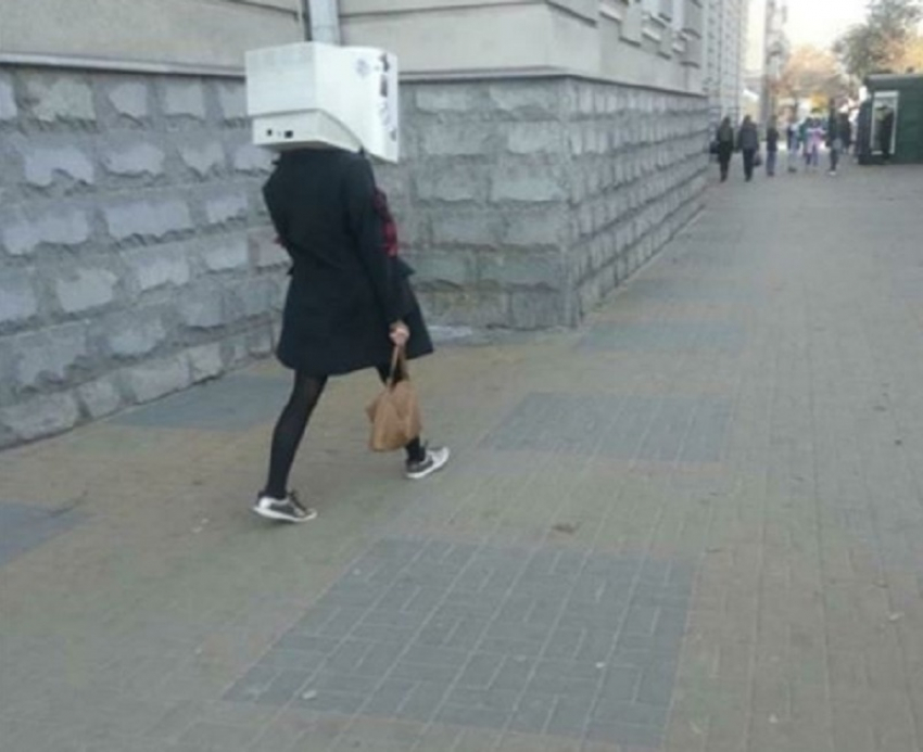 Девушка с компьютером вместо головы бродит по центру Воронежа 