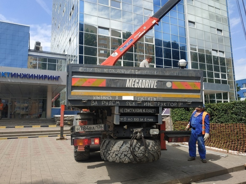 Воронежский водитель рассказал о себе с помощью пяти надписей на прицепе 