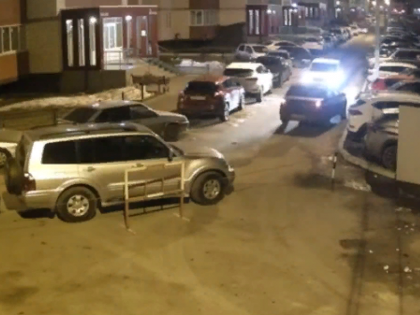 Как узкая дорога играет на нервах автомобилистов, показали в Воронеже 